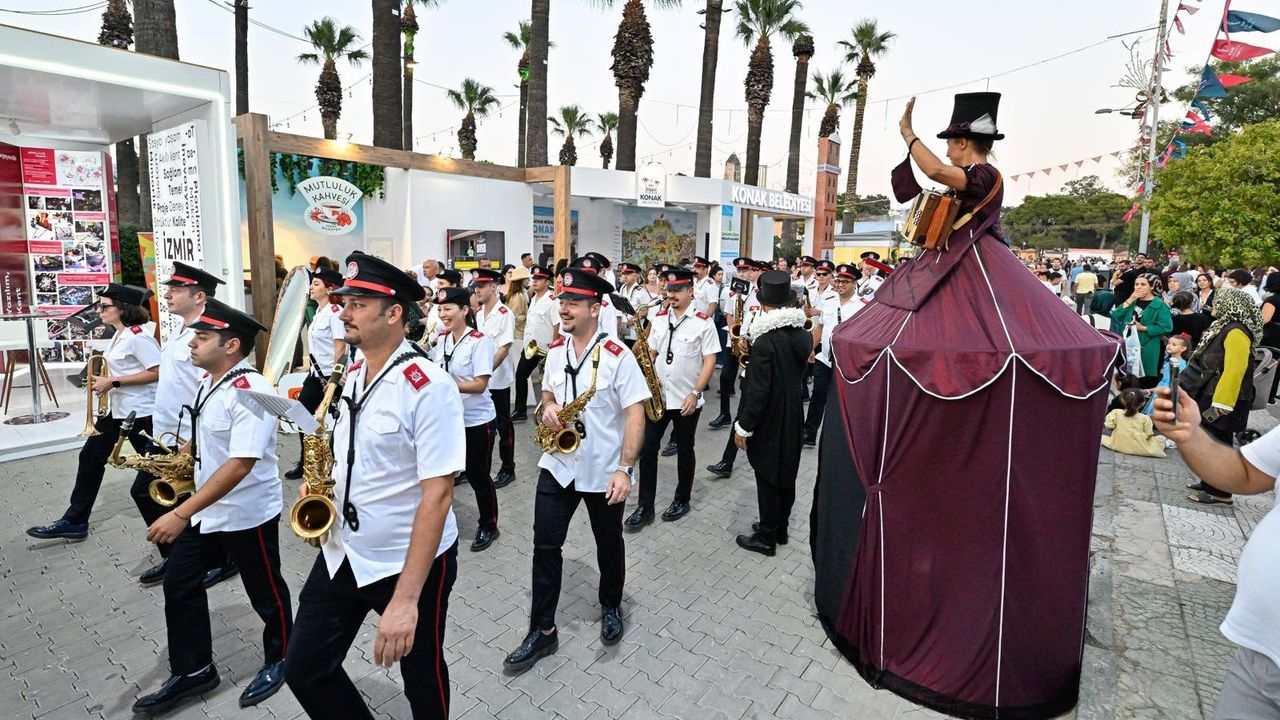 İzmir Enternasyonal Fuarı’na İlk Günden Yoğun İlgi İzmir Enternasyonal Fuarı’na İlk Günden Yoğun İlgi