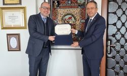 Gastronomi Turizmi Derneği Başkanı Gürkan Boztepe, Dilovası Kaymakamı Dr. Metin Kubilay'ı makamında ziyaret etti