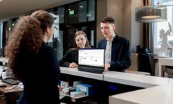 Philips, dünyanın ilk bağımsız çift taraflı monitörünü tanıttı