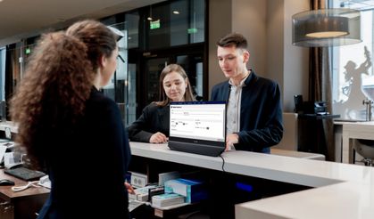 Philips, dünyanın ilk bağımsız çift taraflı monitörünü tanıttı