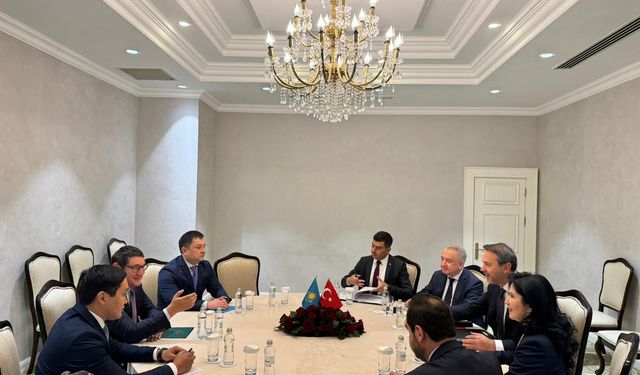 Enerji ve Tabii Kaynaklar Bakanı Bayraktar, Kazakistanlı Bakanlarla görüştü