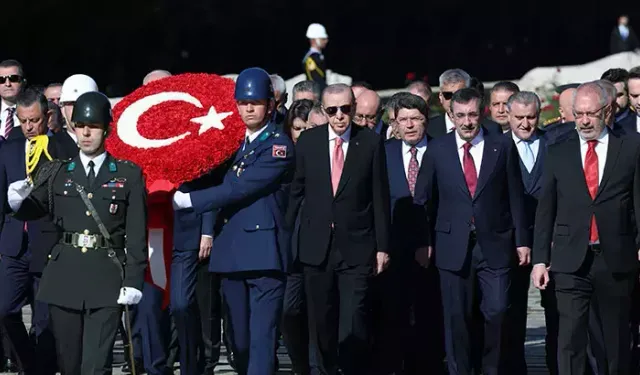 Cumhurbaşkanı Erdoğan ve devlet erkanı Anıtkabir'i ziyaret etti