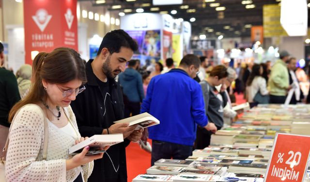 TÜYAP'ın düzenlediği Kitap Fuarı "Çocuk Şenliktir" temasıyla kapılarını açtı