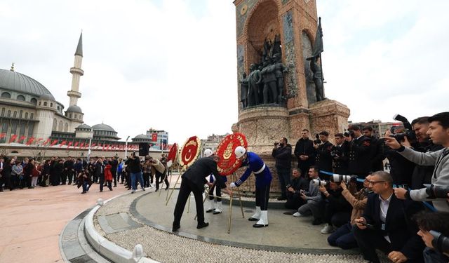 Türkiye Cumhuriyeti’nin 102’nci kuruluş yıldönümü, Taksim Cumhuriyet Anıtı’nda kutlandı