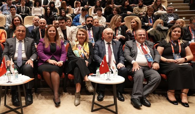 DIŞYÖNDER ve İstanbul Kültür Üniversitesi iş birliğiyle düzenlenen 2. Dış Ticaret Zirvesi başladı