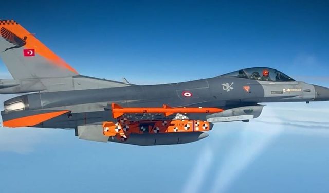 Milli Füze SOM-J canlı testte hedefi vurdu