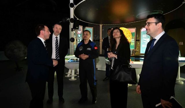 Türkiye’nin ilk astronotu Gezeravcı, GUHEM’de uzay yolculuğunu anlattı