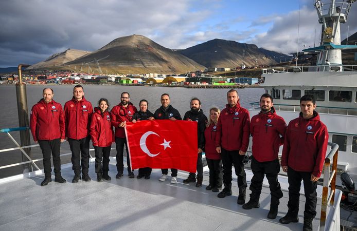 Bakan Kacır, 6. Ulusal Arktik Bilim Seferi'nde bilim insanlarının çalışmalarını yerinde inceledi
