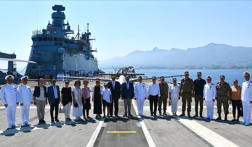 KKTC Cumhurbaşkanı  Ersin Tatar, TCG ANADOLU gemisini ziyaret etti