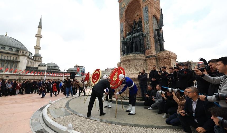 Türkiye Cumhuriyeti’nin 102’nci kuruluş yıldönümü, Taksim Cumhuriyet Anıtı’nda kutlandı