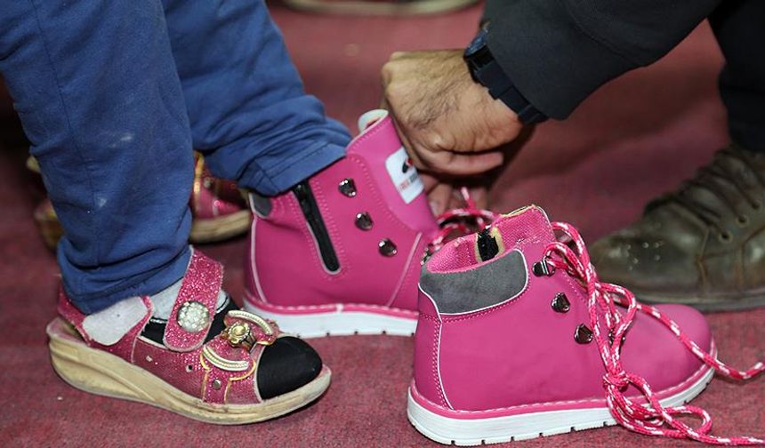 AYSAD’dan Hatay’daki çocuklara ayakkabı yardımı