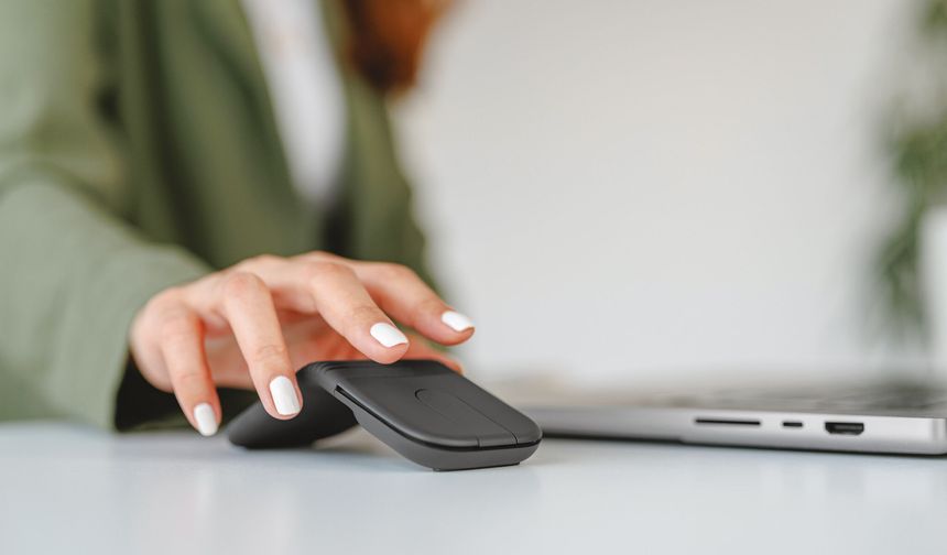 Logitech’ten Hibrit Çalışma Dünyasına İki Yenilikçi Çözüm: Mobi Fold ve Spotlight 2