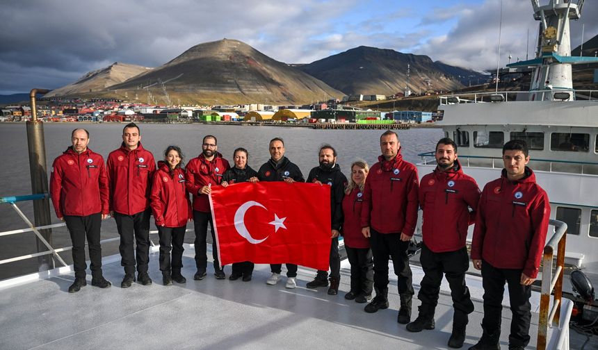 Bakan Kacır, 6. Ulusal Arktik Bilim Seferi'nde bilim insanlarının çalışmalarını yerinde inceledi