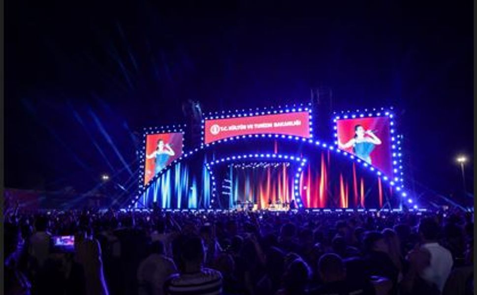 Samsun Kültür Yolu Festivali’nin ikinci gününde Ebru Yaşar sahnedeydi