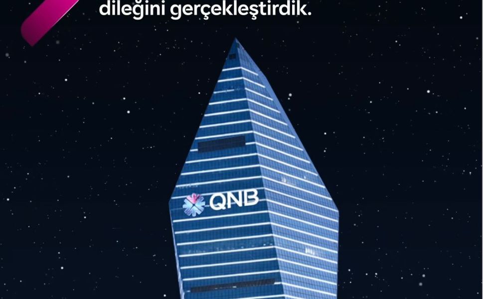 Dünya Dilek Günü’nde QNB Türkiye Kristal Kule maviye büründü