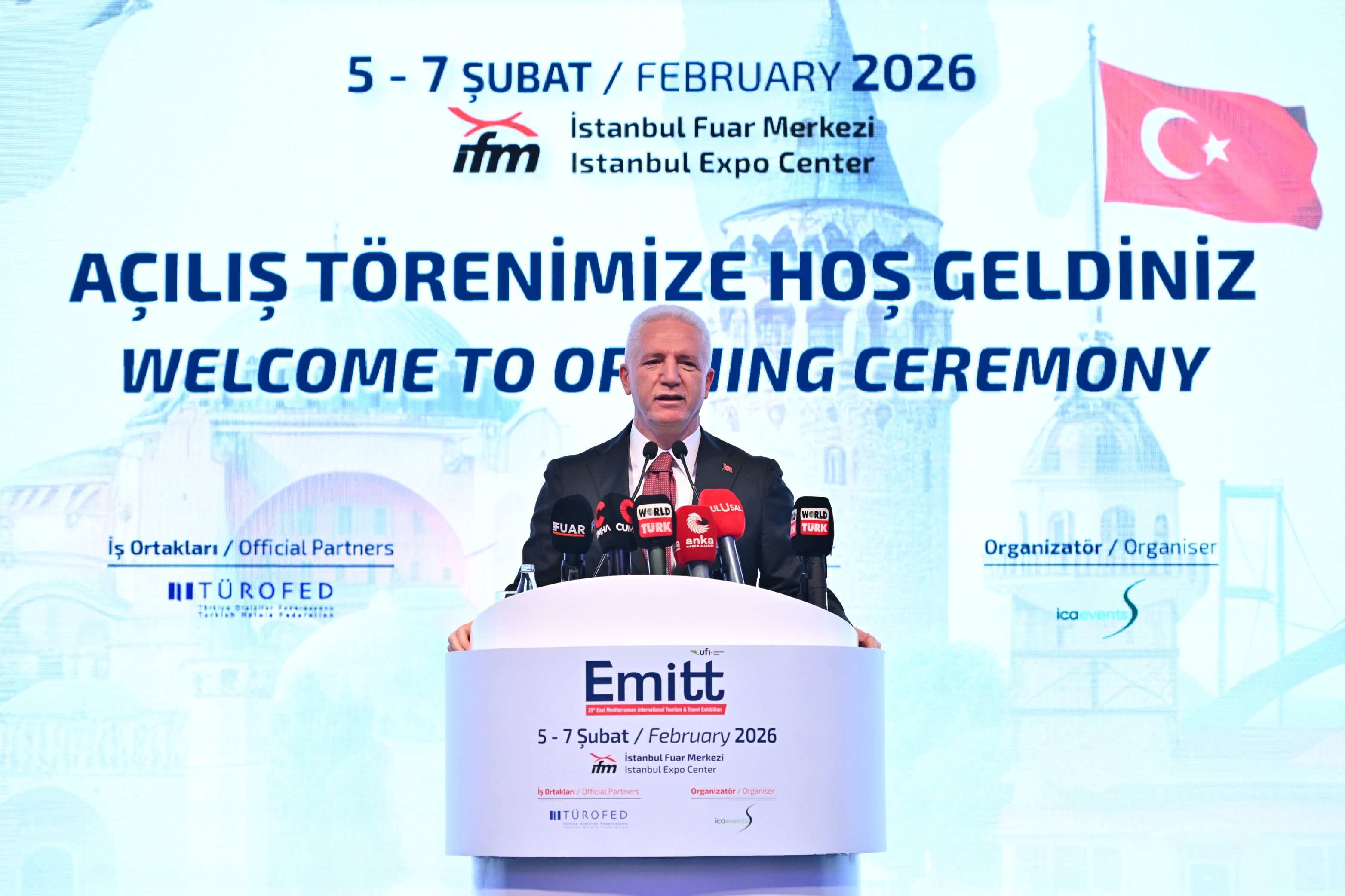 İ S T A N B U L V A L İ S İ D A V U T G Ü L. J P G