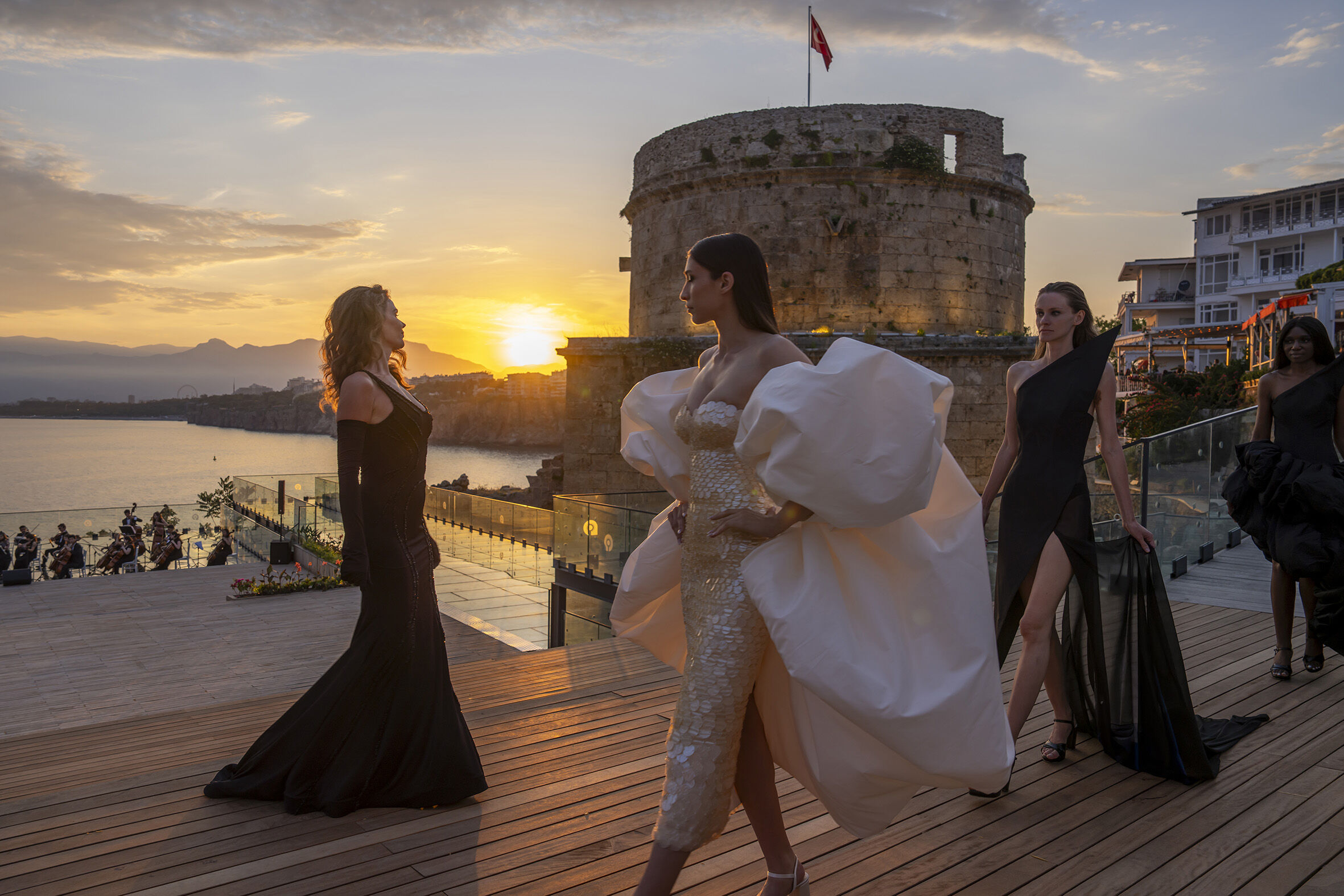 Antalya Fashion Week Kapsamında Cihan Nacar Defilesi: Moda, Sanat ve Tarih Aynı Sahnede Buluştu