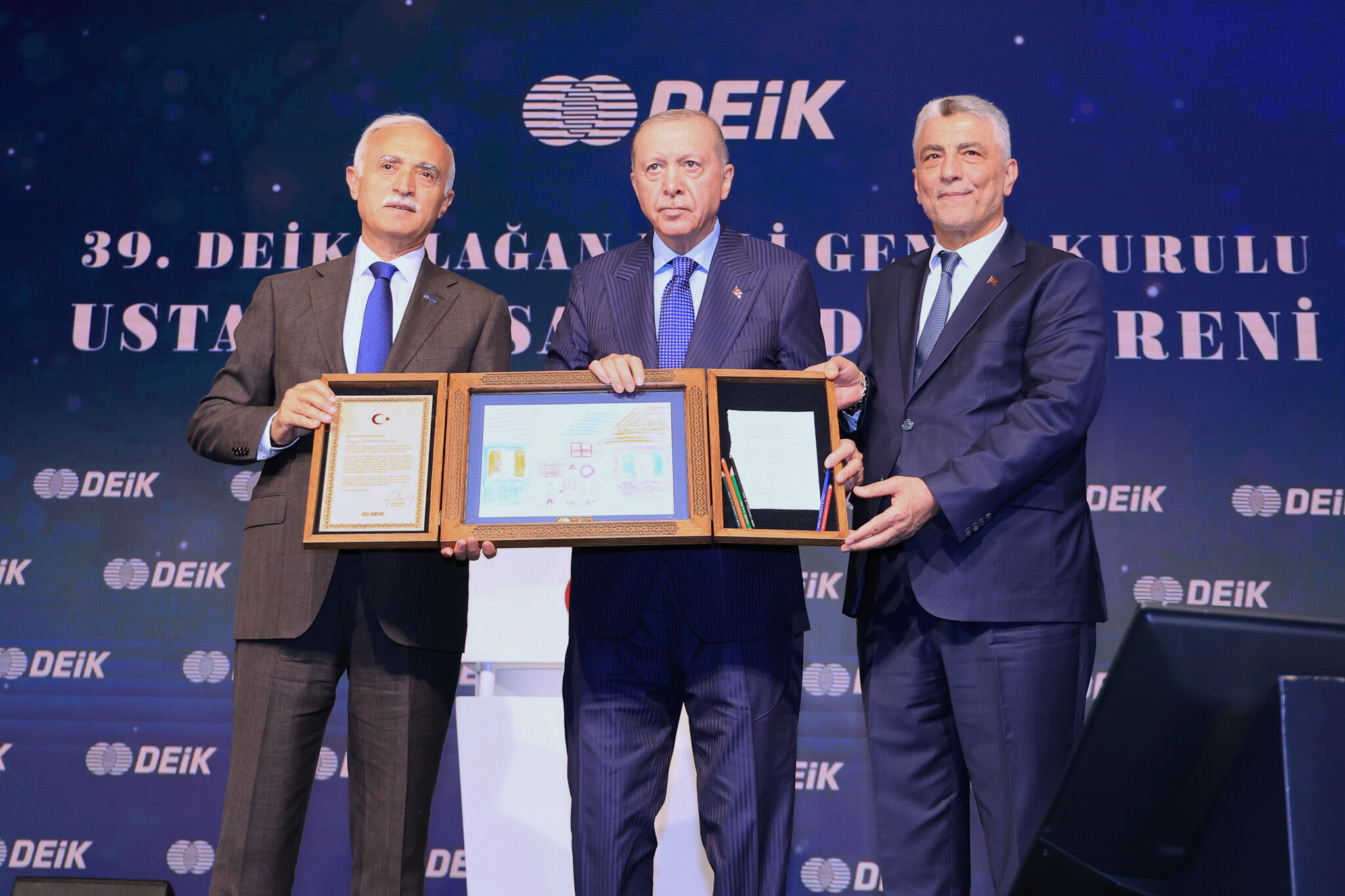 1780814941 Cumhurbaskanina Hediye Takdimi